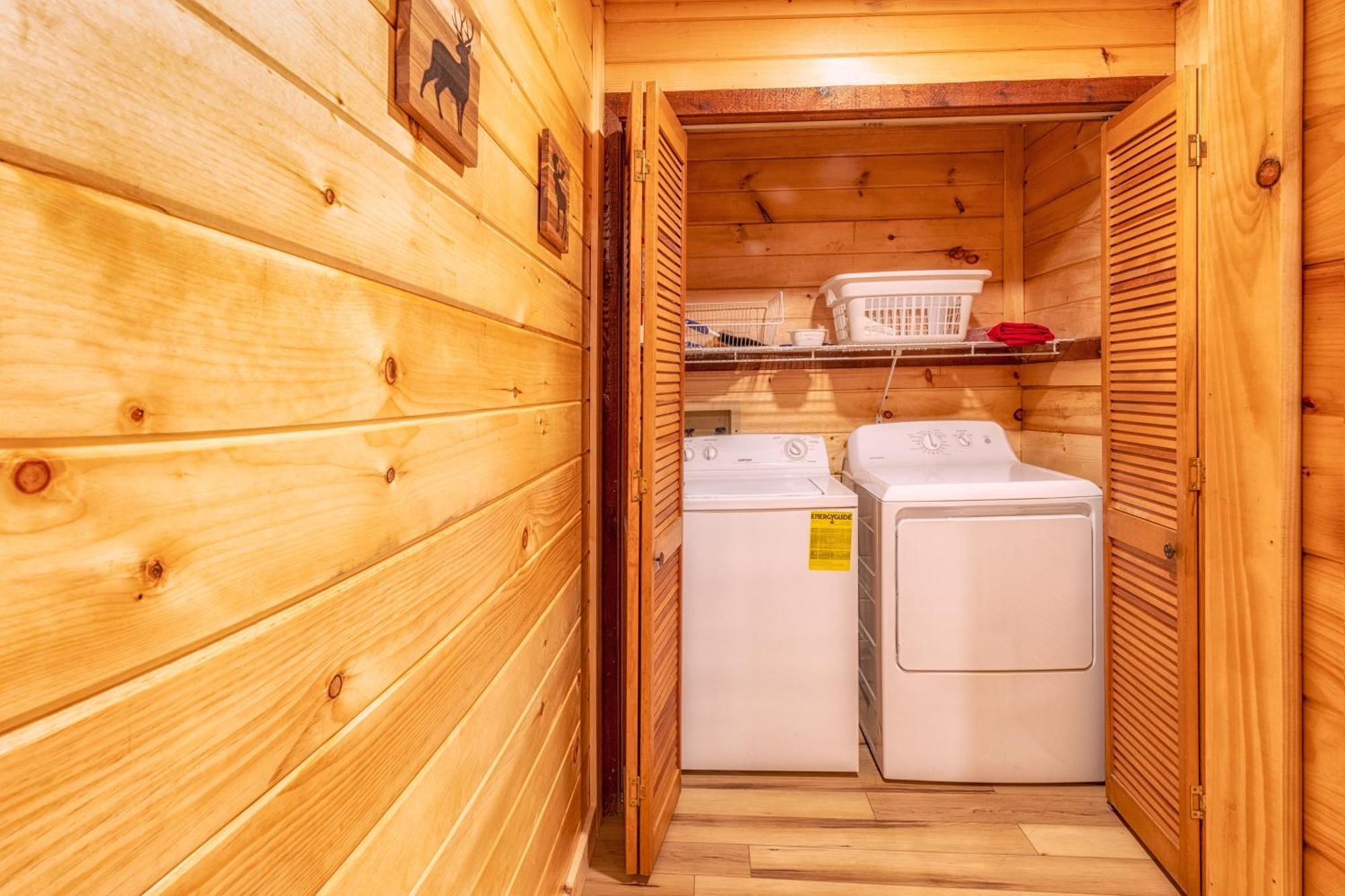 Real Log Cabin With Amazing Views, Hot Tub, Sauna, Games Gatlinburg Bagian luar foto