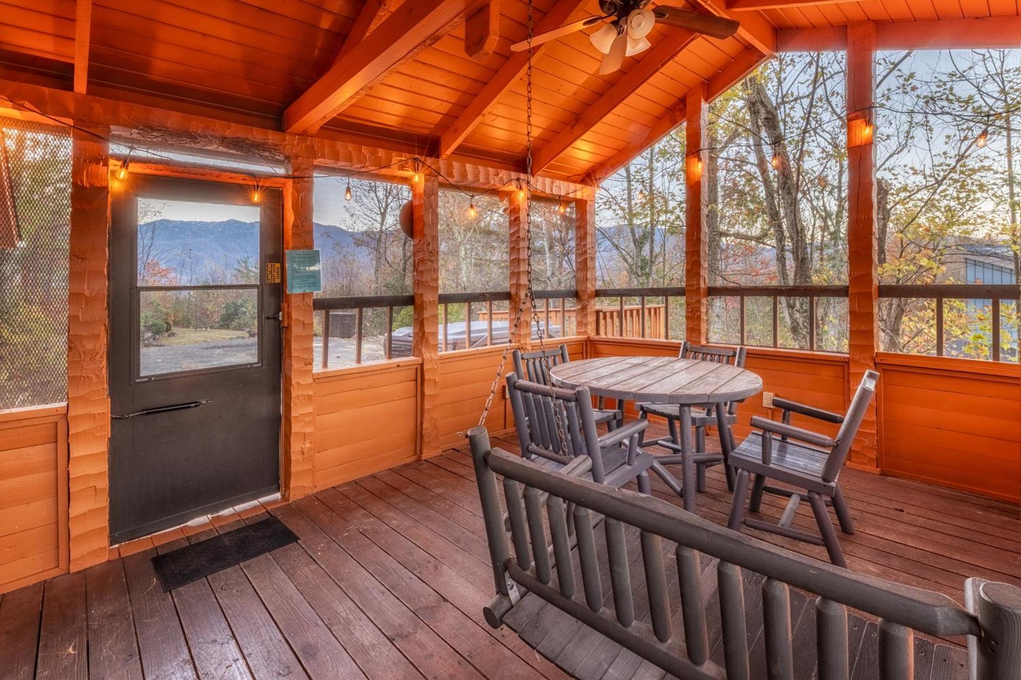 Real Log Cabin With Amazing Views, Hot Tub, Sauna, Games Gatlinburg Bagian luar foto