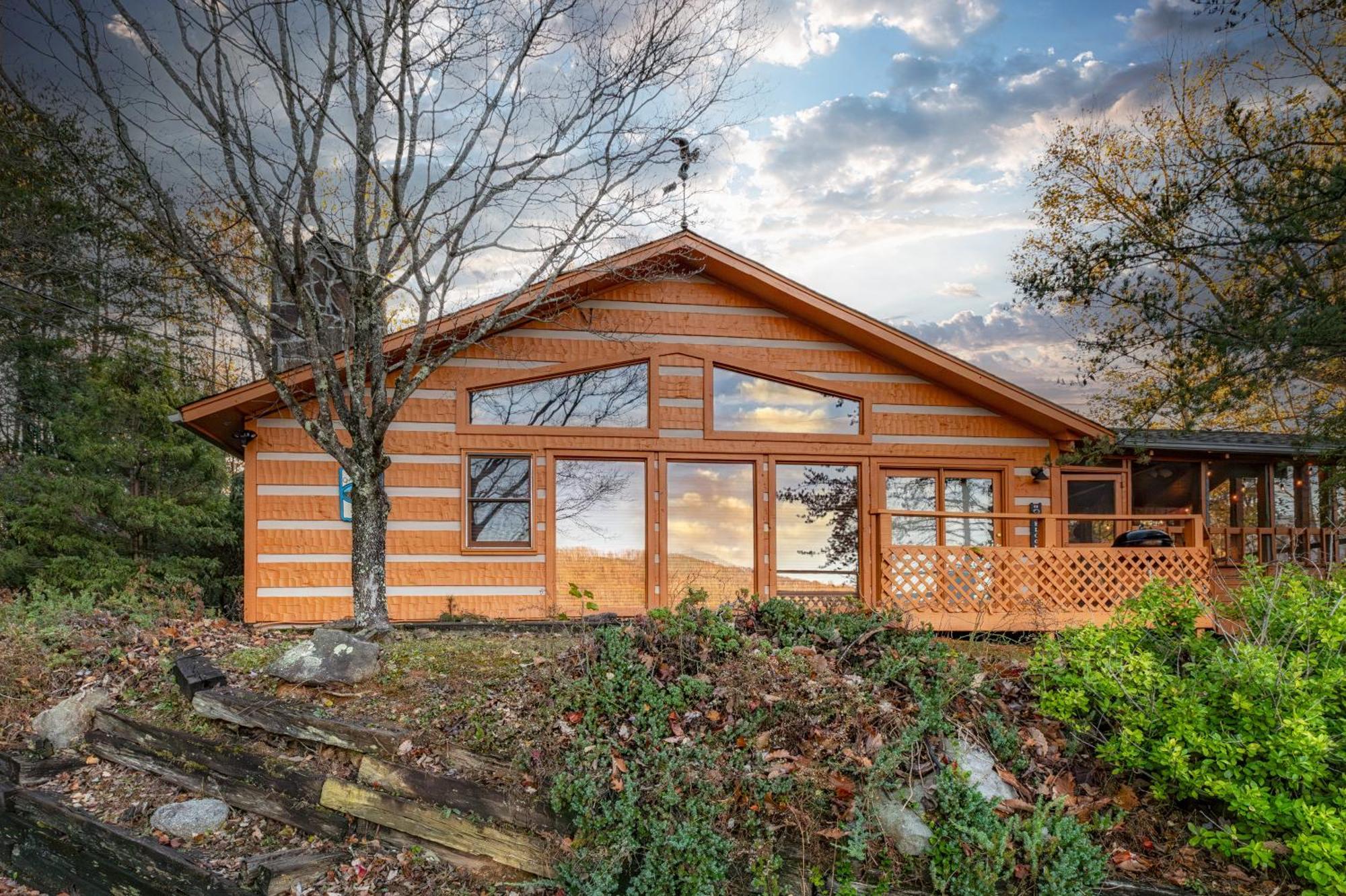 Real Log Cabin With Amazing Views, Hot Tub, Sauna, Games Gatlinburg Bagian luar foto
